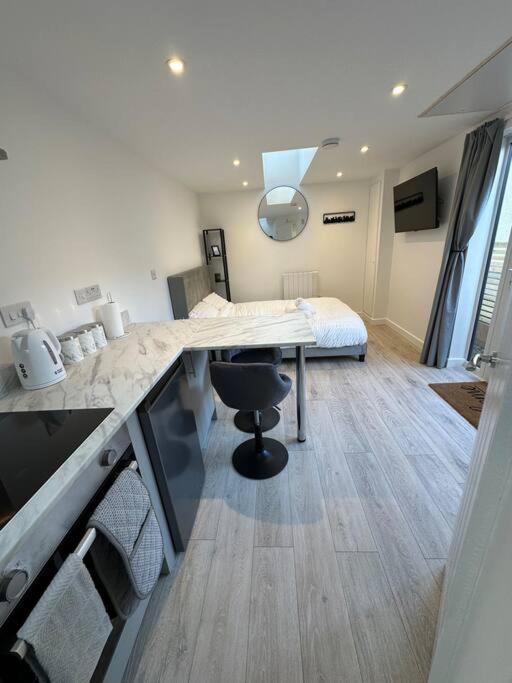 Whitsun Studio - Brand New Listing! Bristol Eksteriør bilde